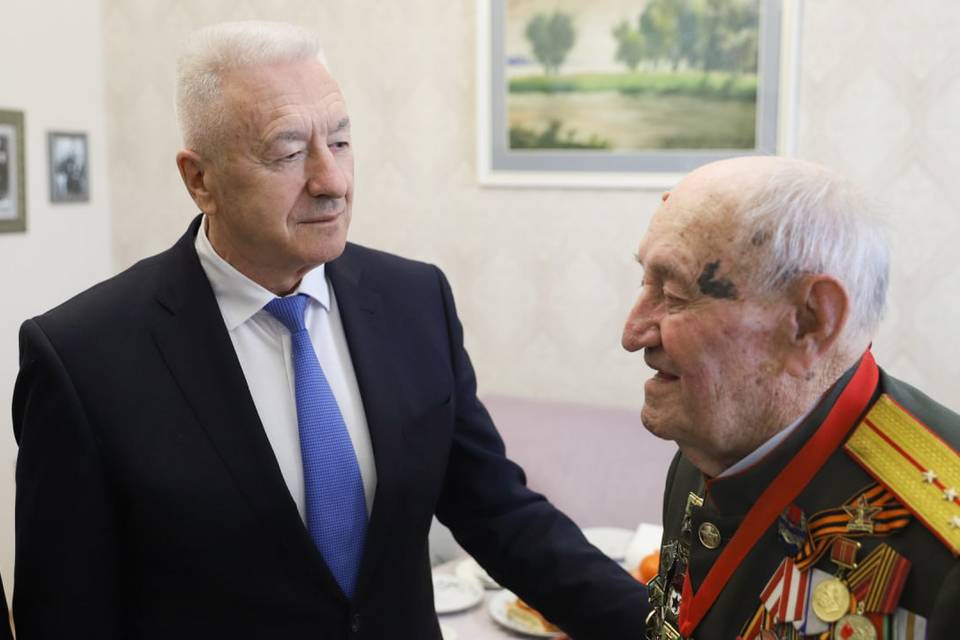 100-летнему волгоградцу от имени Президента России вручили медаль