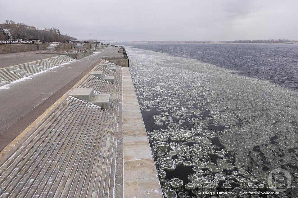 В Волгограде Волга покрылась "морозными цветами"