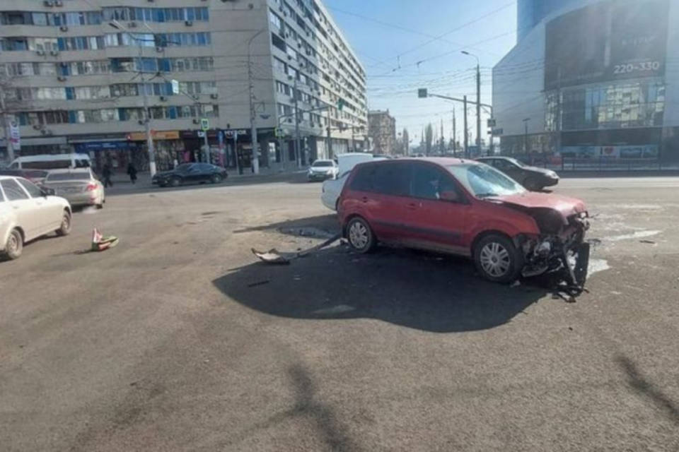 Иномарки столкнулись в центре Волгограда, есть пострадавшие