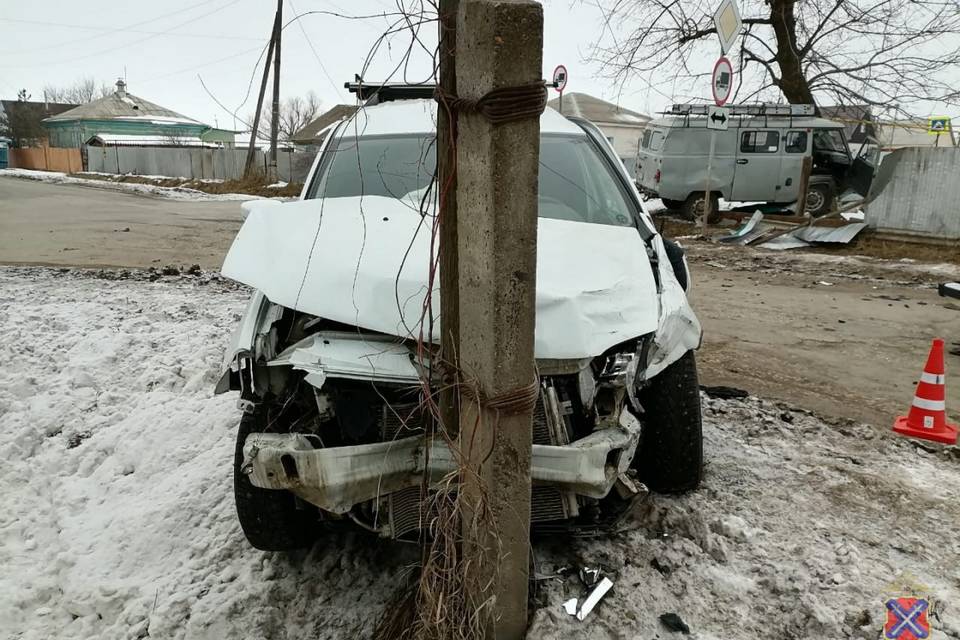 "Ларгус" и "буханка" столкнулись под Волгоградом