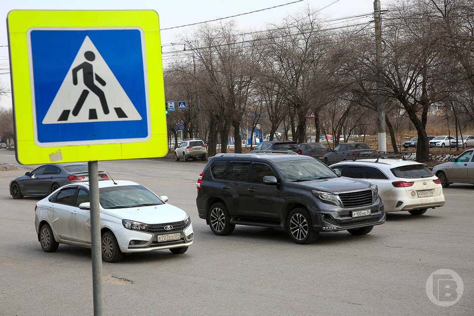 В Волжском среди ночи насмерть сбили пешехода