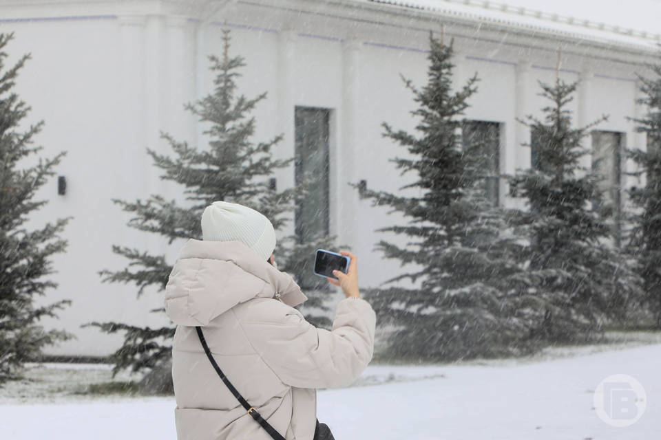 Волгоградцы фотографируют «дефицитный» снег