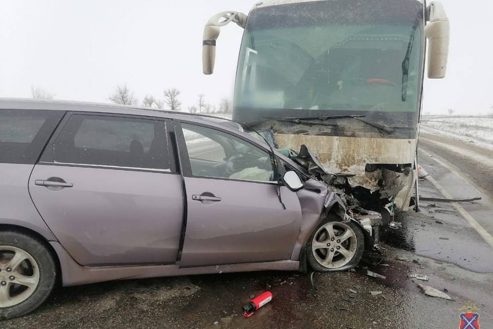 Под Волгоградом в ДТП с автобусом пострадали два человека