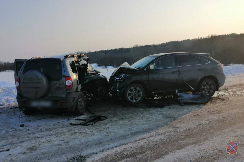 Под Волгоградом столкнулись «Нива» и Lexus, один человек погиб