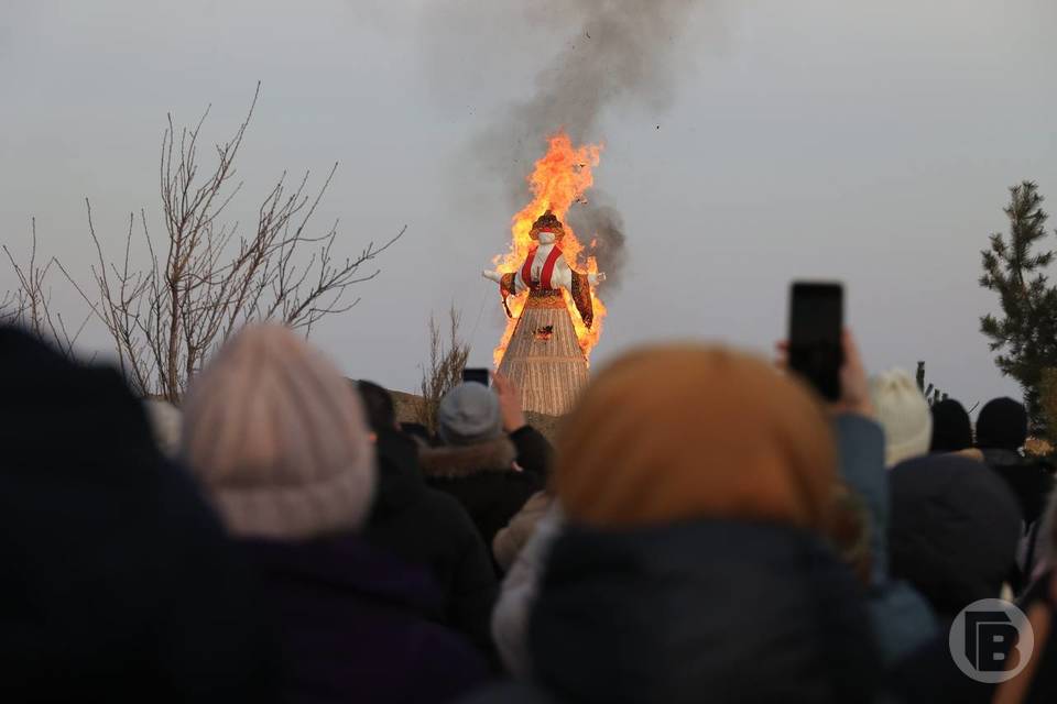 Волгоградцы традиционно проводили зиму сожжением масленичного чучела