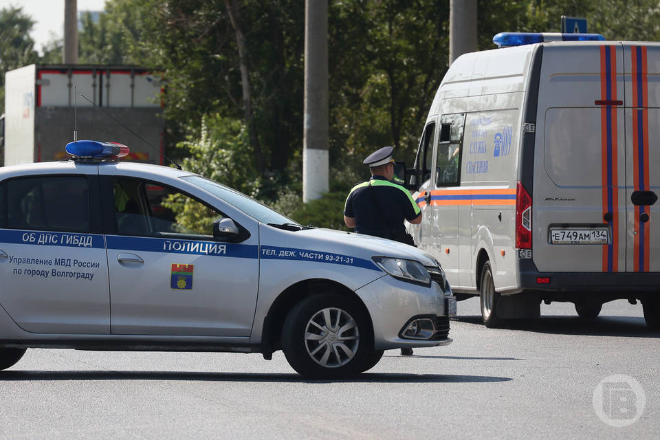 Иномарка протаранила бетонный блок в Волгограде