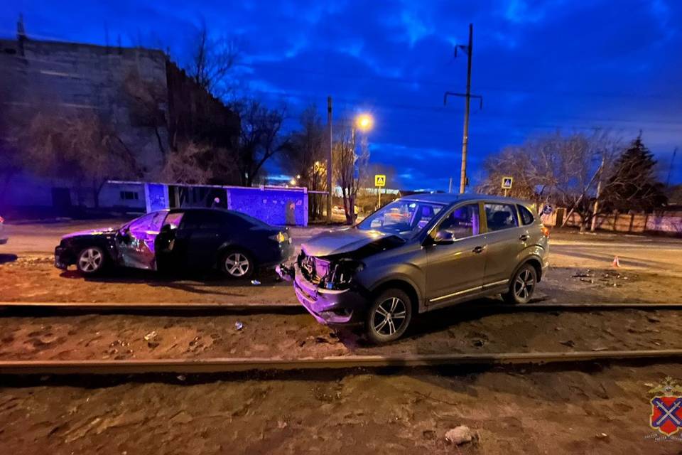 Три человека пострадали в ДТП с двумя иномарками в Волгограде