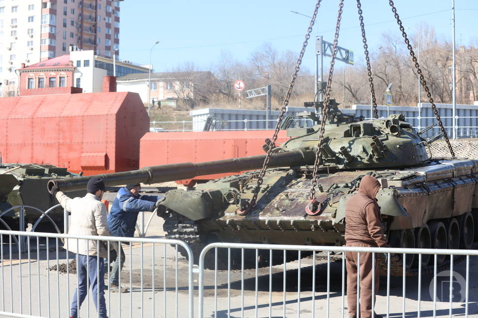 В Волгограде обновляют экспозицию бронетехники у «Гасителя»