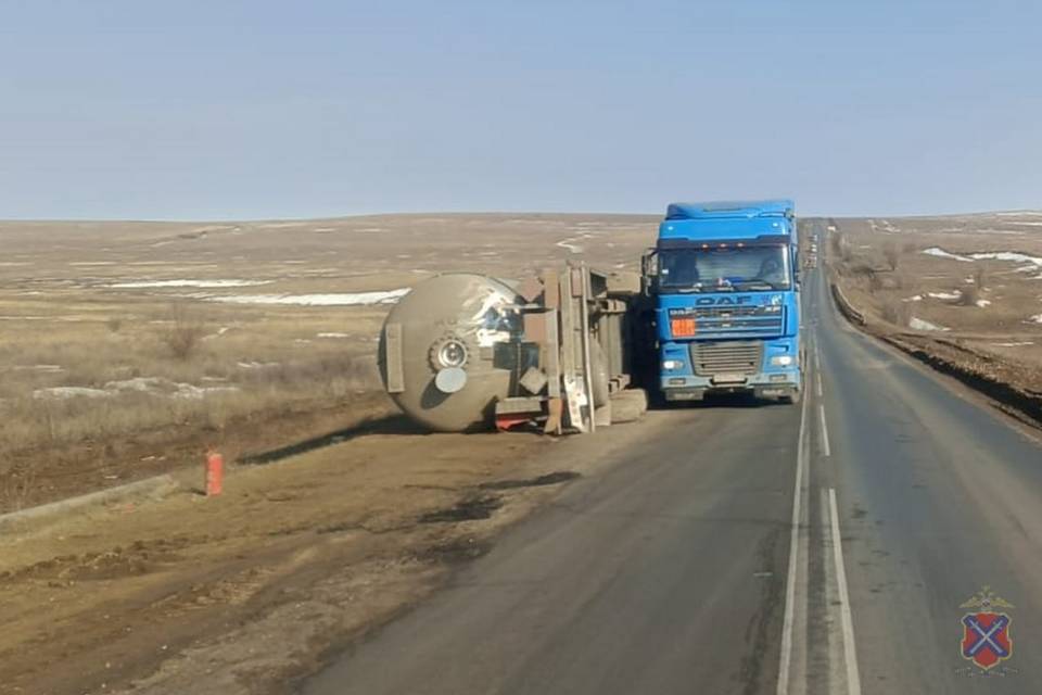 Из-за перевернувшейся цистерны с газом у Камышина ограничили движение