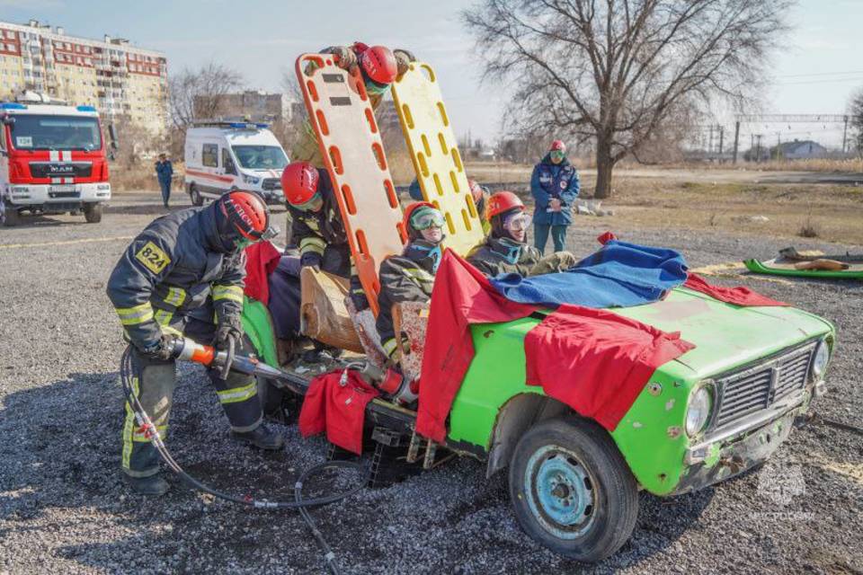 В Волгограде определили лучшую команду МЧС при спасении людей в ДТП