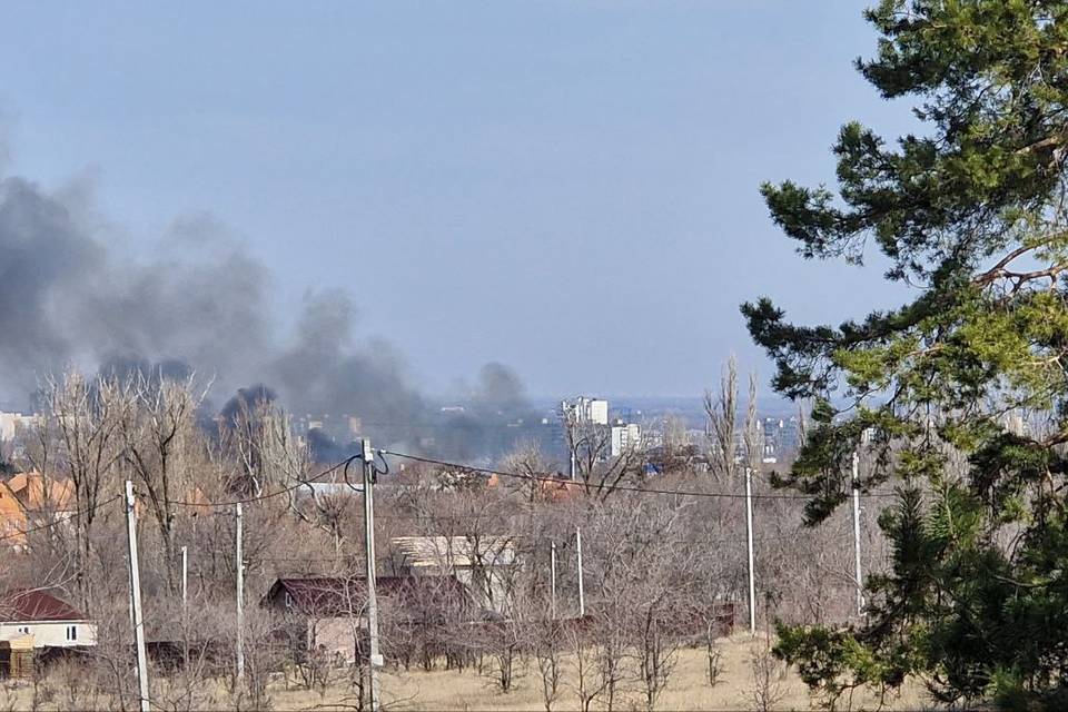 В Кировском районе Волгограда горит камыш