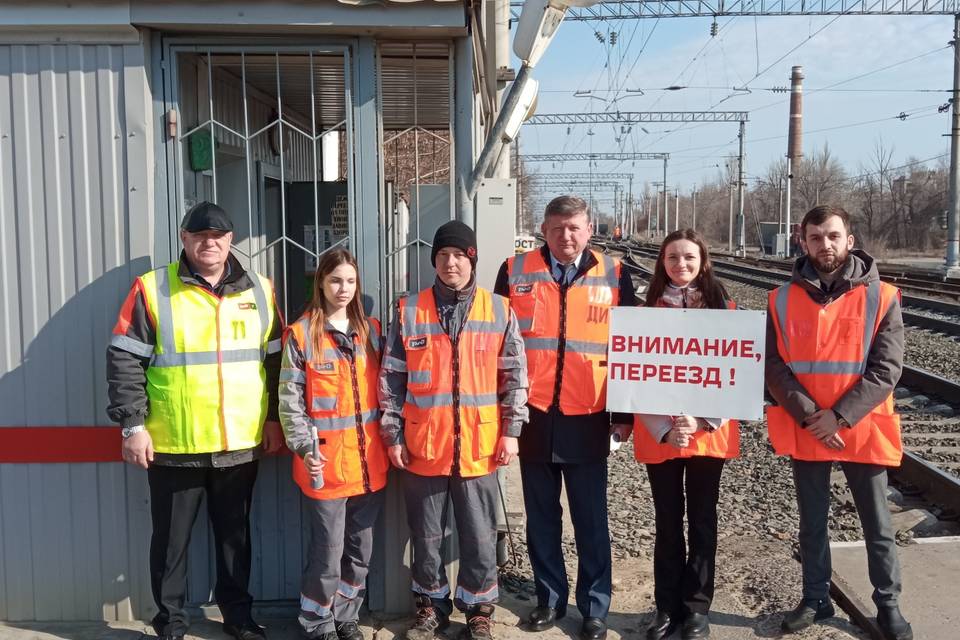 Волгоградским водителям напомнили о правилах пересечения железнодорожных переездов