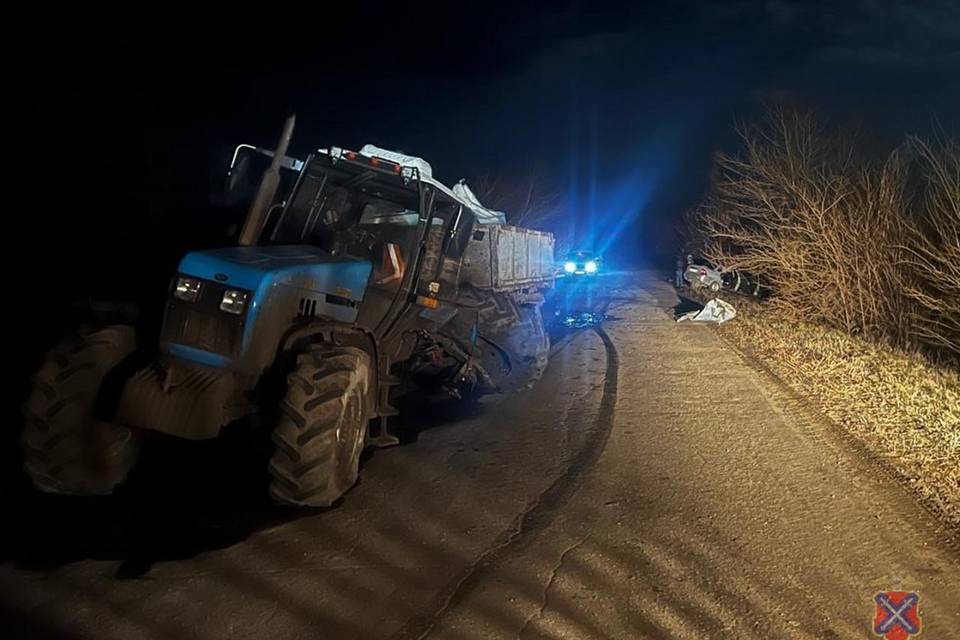 Под Волгоградом легковая въехала в трактор