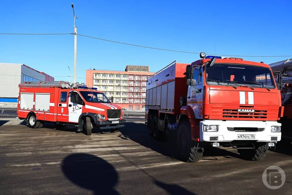 В Волгоградской области вспыхнули гаражи