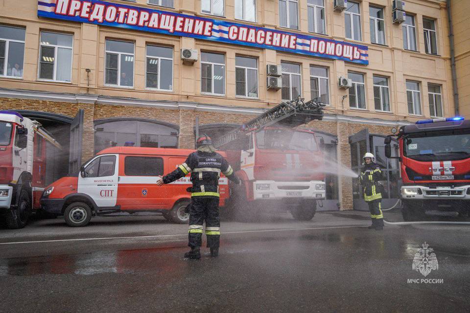 В Волгограде сотрудника МЧС облили водой