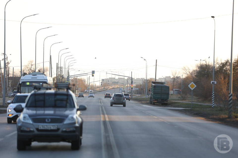 «КамАЗ» развернуло на продольной в Волгограде