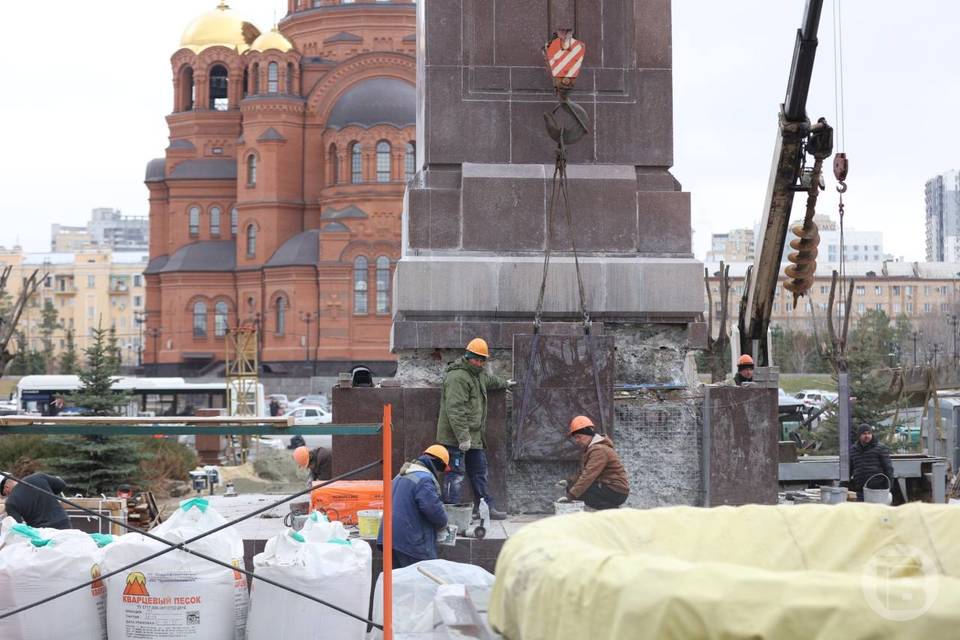 В Волгограде обновляют надпись на братской могиле на Аллее Героев