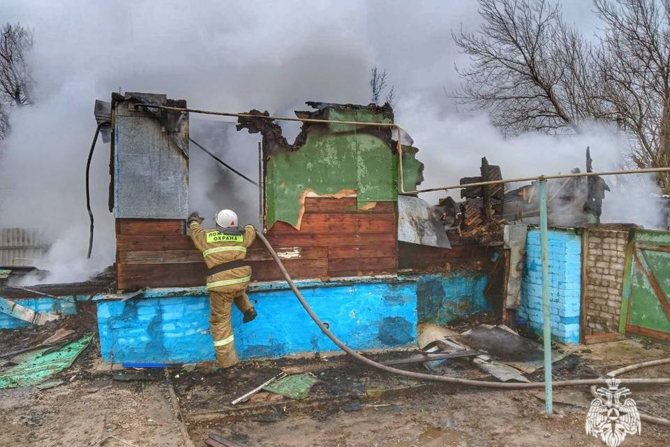 Из-за сломанного холодильника в Волгоградской области дотла сгорел дом