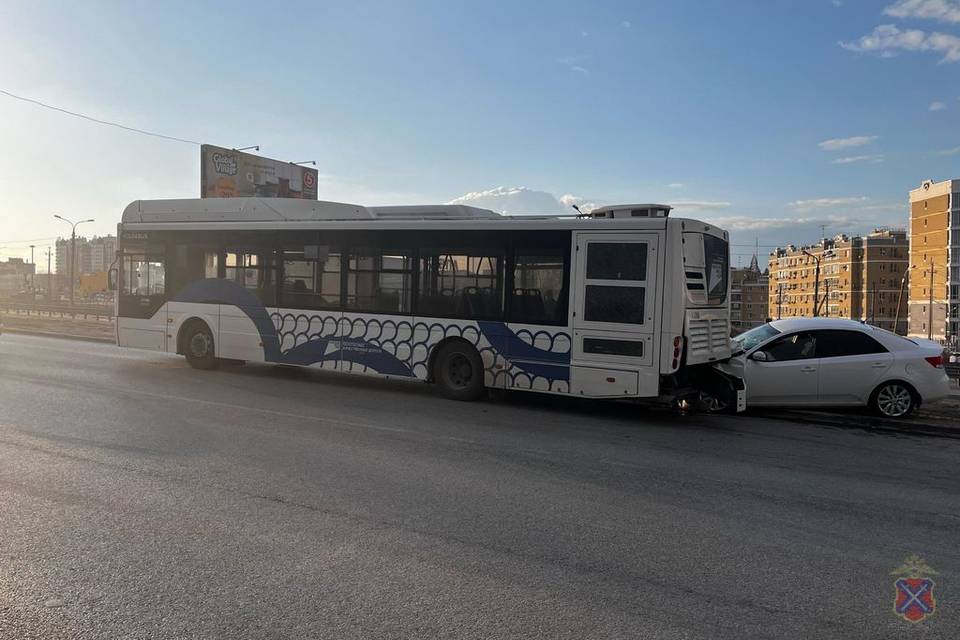 Иномарка врезалась в автобус около 25-й больницы в Волгограде