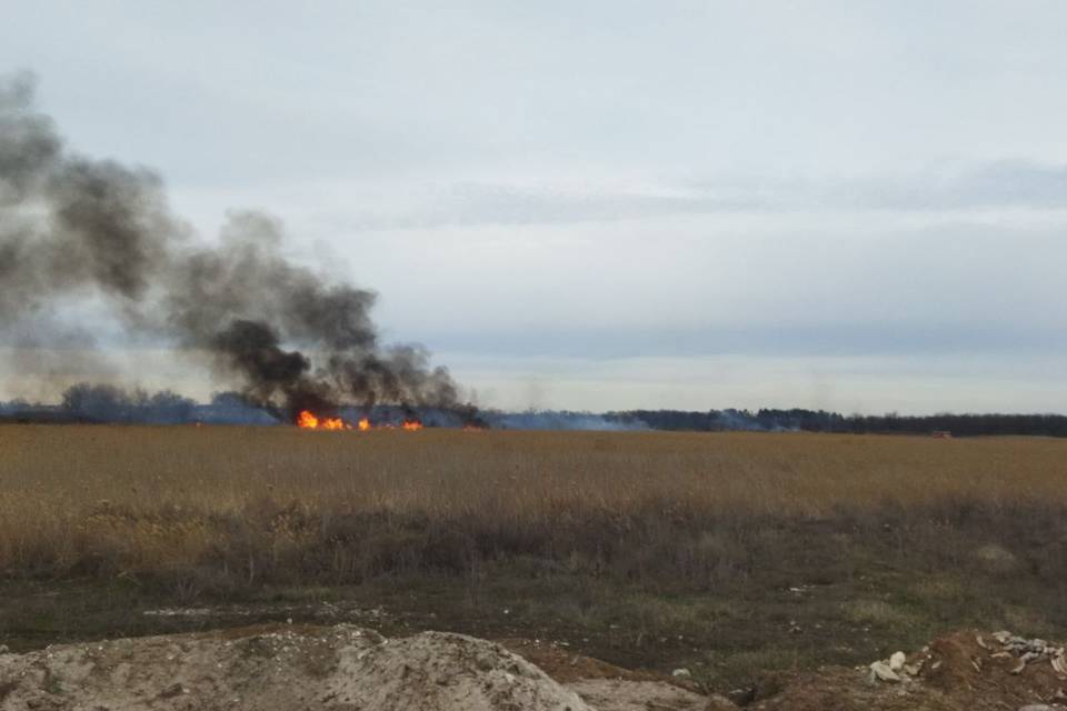 Крупный пожар тушат в Михайловке Волгоградской области