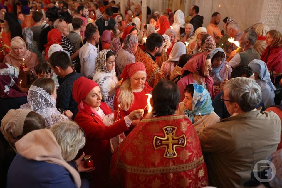 В Светлое Христово Воскресение в Волгоград доставили частицу Благодатного огня