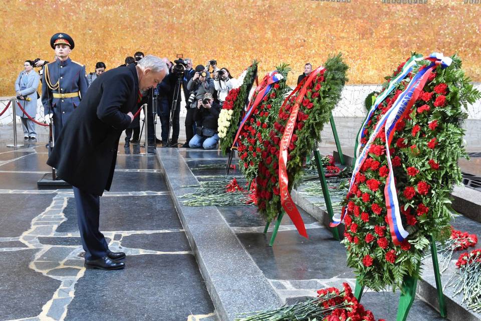 Вячеслав Володин и депутаты ГД РФ почтили память защитников Сталинграда.