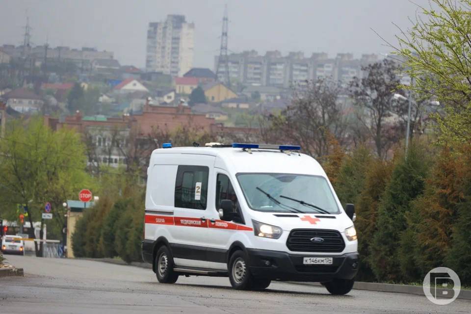 «Форд» сдавал назад и сбил женщину на юге Волгограда
