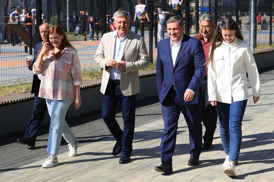 Андрей Бочаров пообщался с отдыхающими на набережной Волгограда