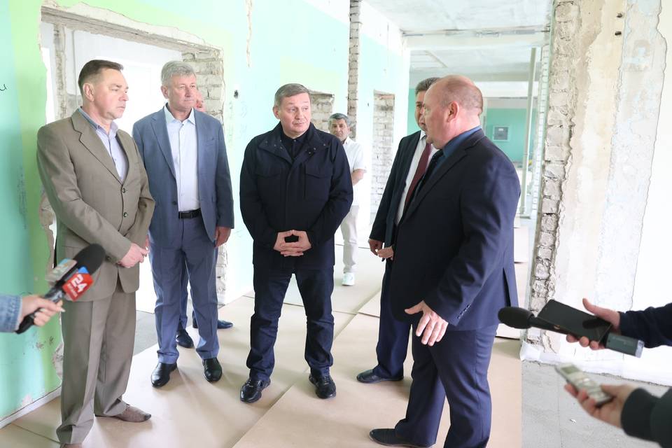 Губернатор Бочаров проверил восстановление соцобъектов в подшефном округе ЛНР