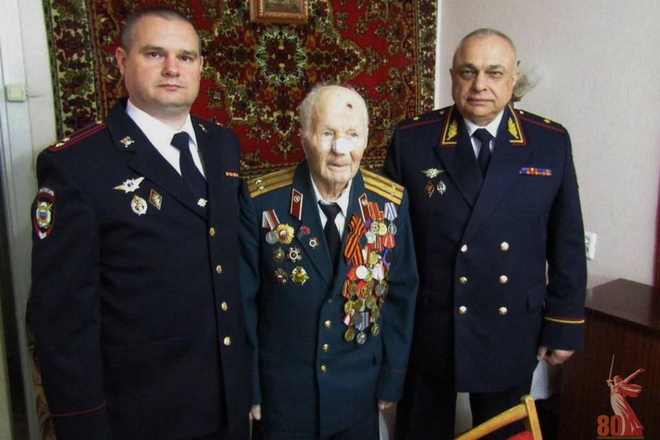 Камышинские полицейские поздравили ветерана с наступающим Днем Победы