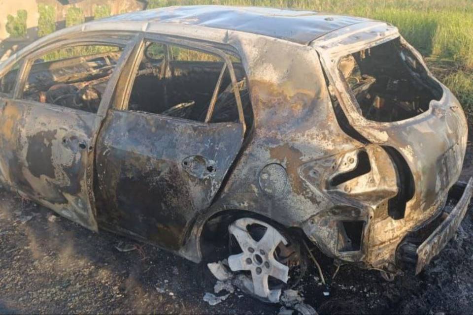 В Волгограде на Тбилисской от сгоревшей иномарки остался скелет