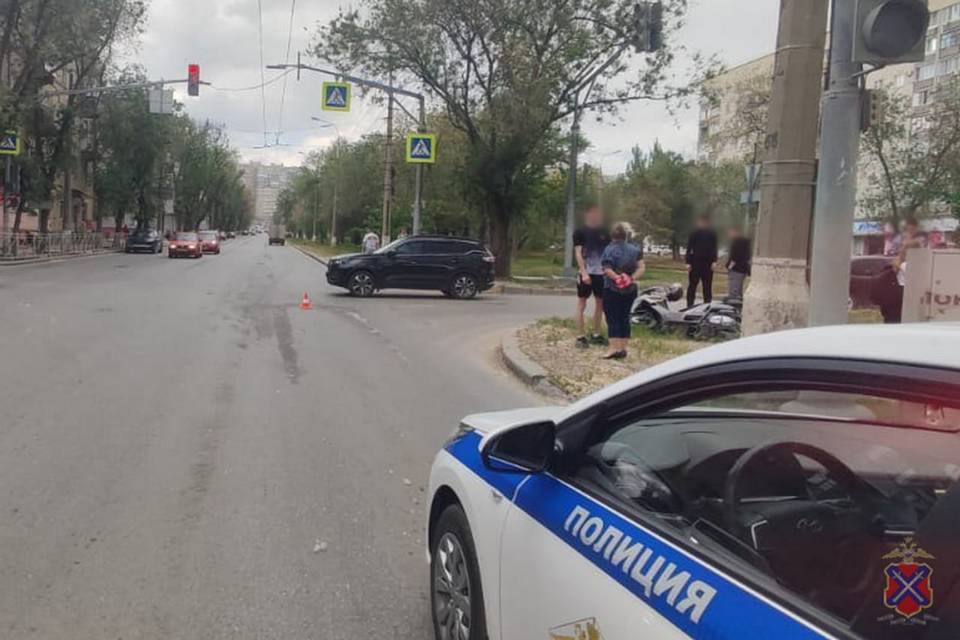 Nissan и мопед столкнулись на севере Волгограда