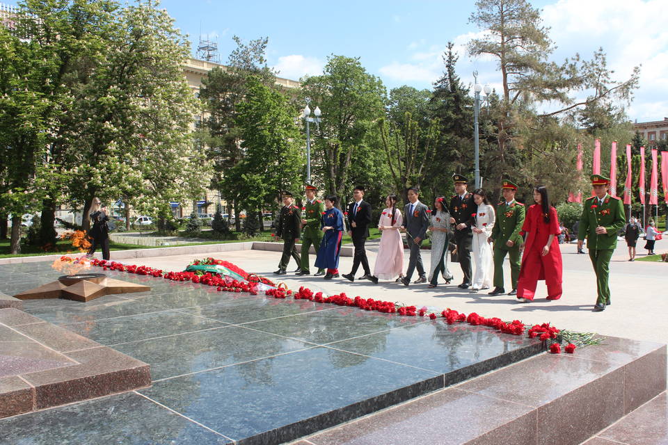 Гости из Вьетнама возложили цветы к Вечному огню в Волгограде