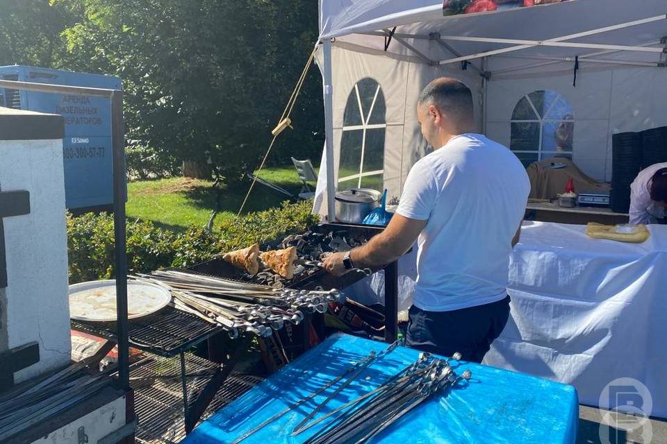 Маринады для мяса, которые не навредят ЖКТ, назвал врач Садыков