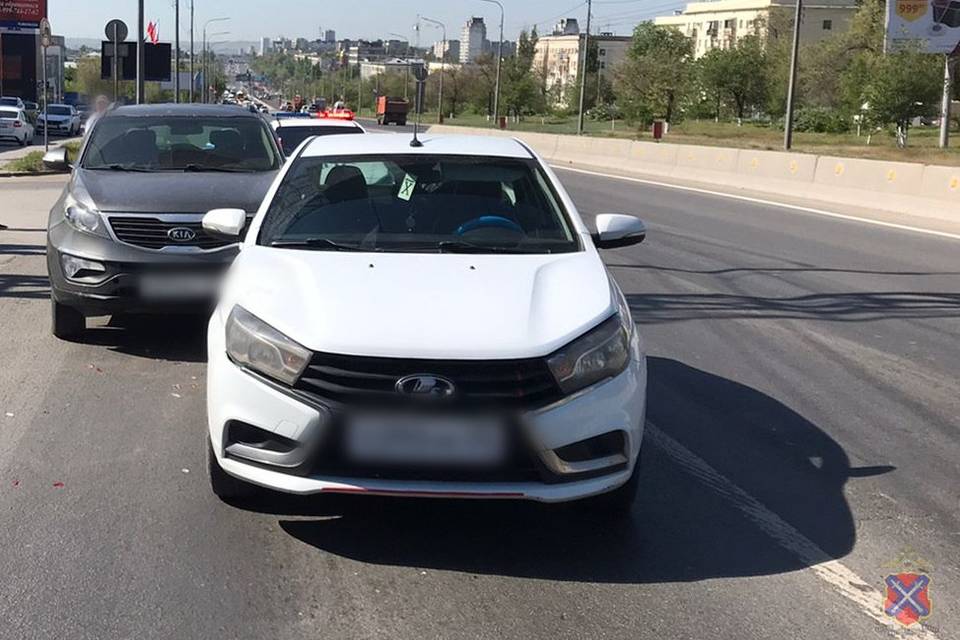 Иномарка и Lada столкнулись на продольной в Волгограде