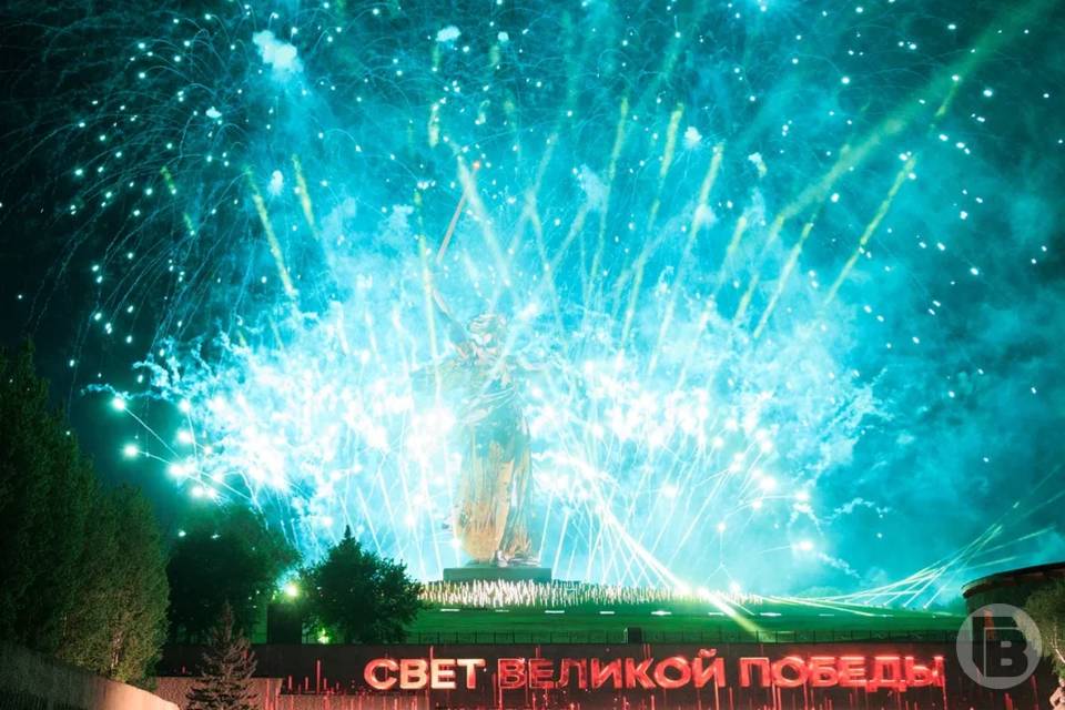 В Волгограде развозят зрителей инсталляции "Свет Великой Победы" муниципальным транспортом
