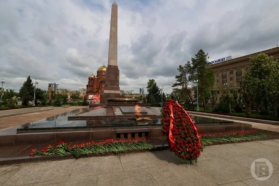 Губернатор Андрей Бочаров вместе с волгоградцами почтил память защитников Отечества