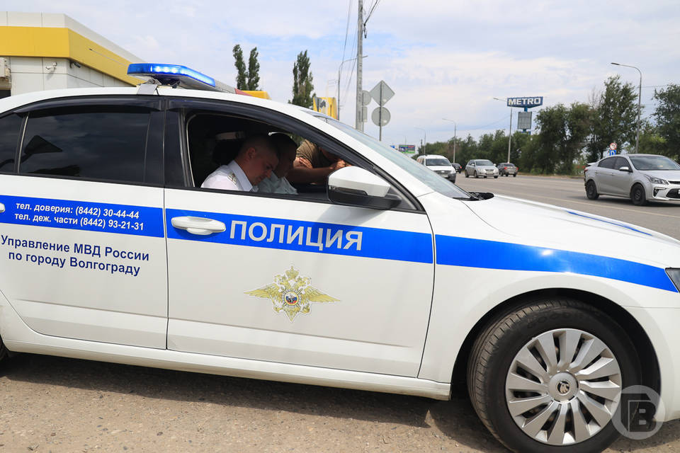 Иномарка протаранила «ГАЗель» у автосервиса в Волжском