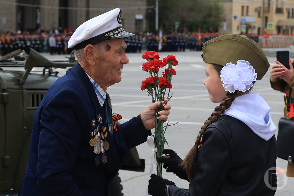 День Победы в Волгограде: парад, реконструкция и хор Турецкого