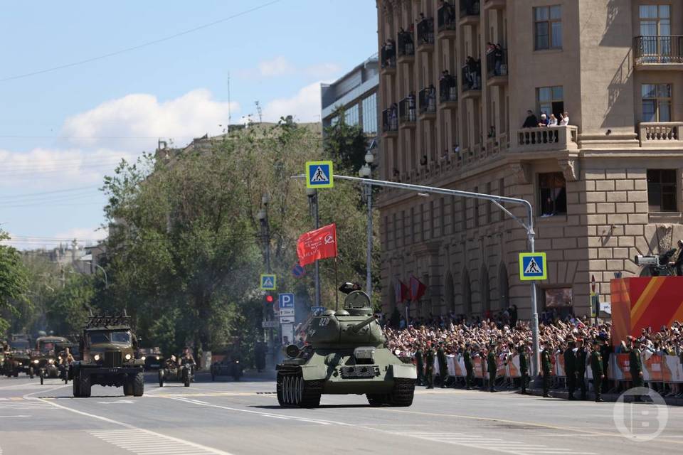 Легендарный Т-34 и тысячи участников: смотрим парад Победы в Волгограде