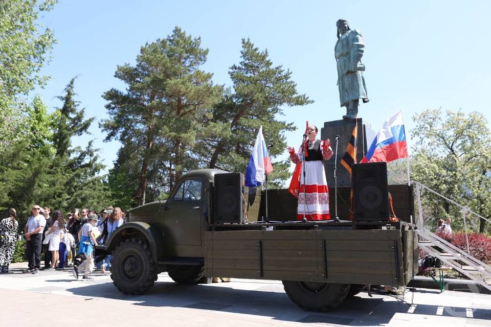 В Волгограде под открытым небом прозвучали стихи и песни Маргариты Агашиной