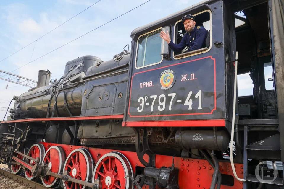 Волгоградцев с 9 Мая поздравили паровозными гудками