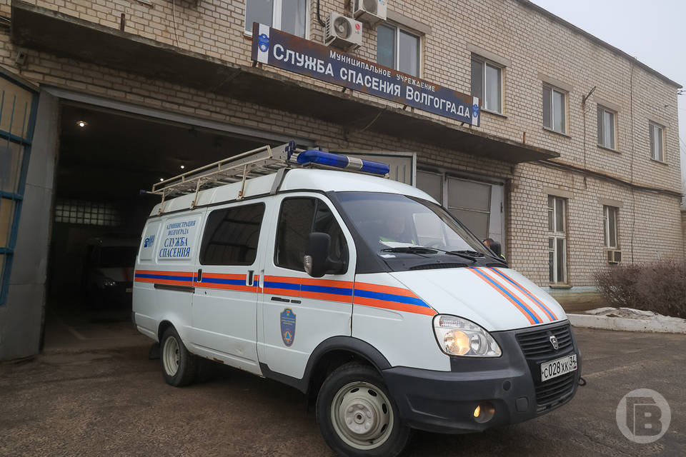 Спасатели переправили через Волгу волгоградку, нуждающуюся в помощи врачей