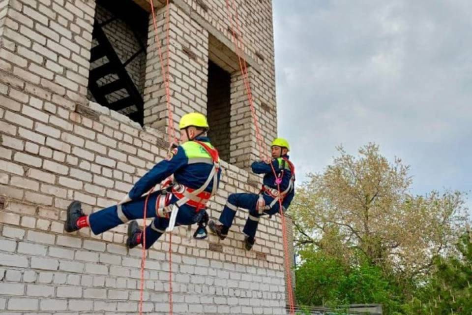 Спасатели потренировались работать на высоте в Волгограде