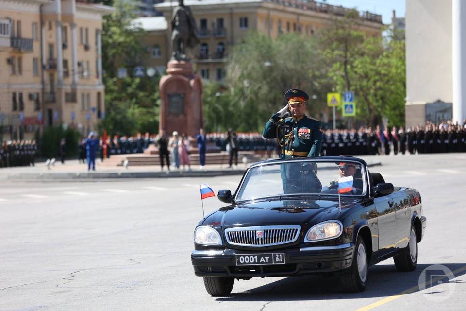 Новый главком СВ ВС РФ Андрей Мордвичев командовал парадом в Волгограде