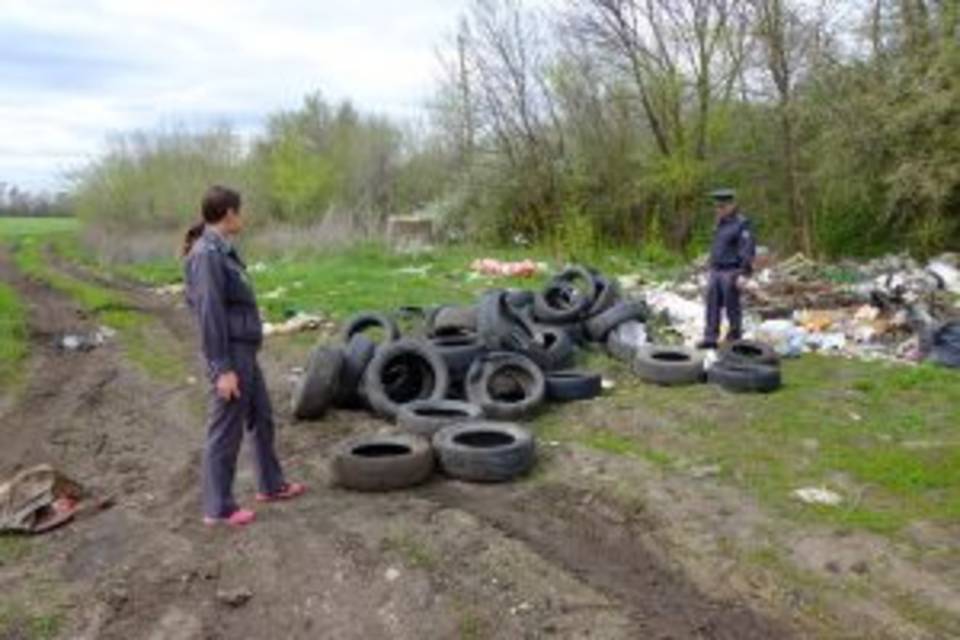 В Камышине землю захламили покрышками и бутылками