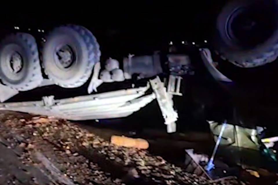 Под Волгоградом на трассе погибли водитель и пассажир КамАЗа
