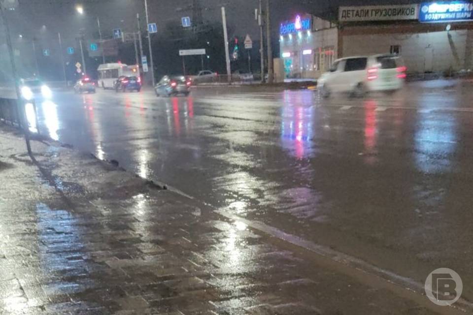 Новая волна урагана движется на Волгоград с юга