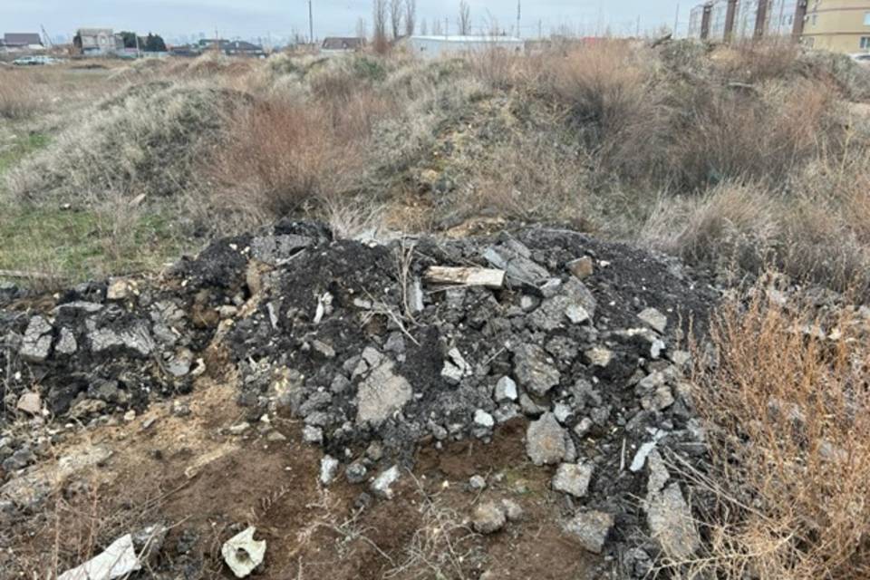 Большую свалку строительных отходов нашли у домов вблизи Волгограда