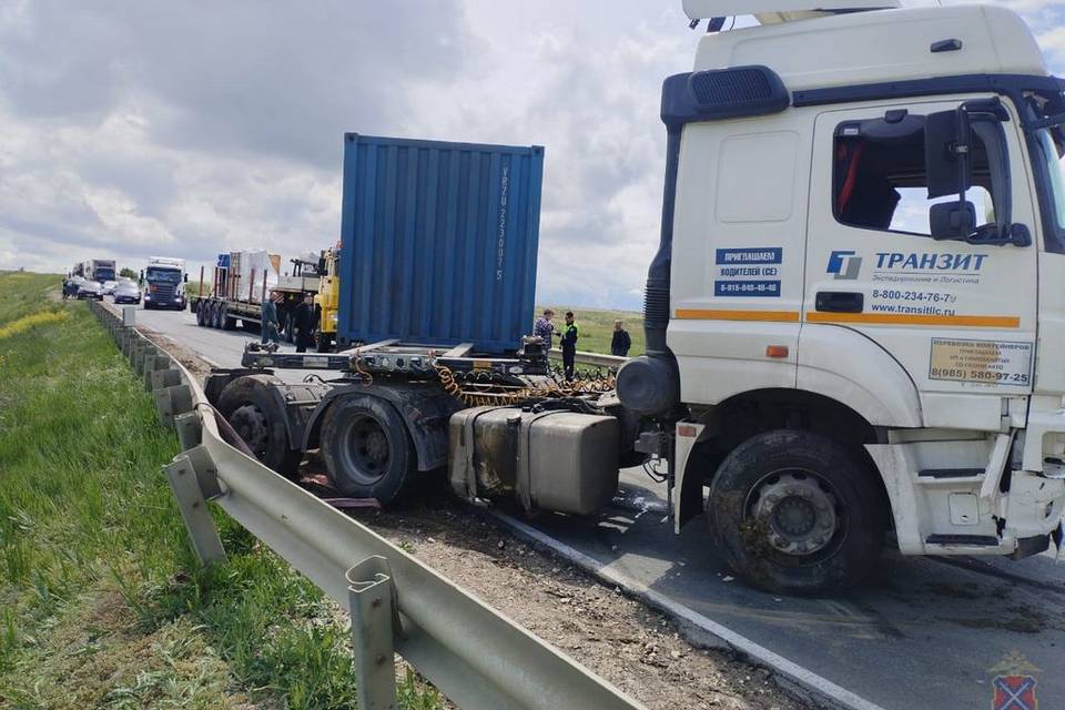 Под Волгоградом КамАЗ врезался в ограждение